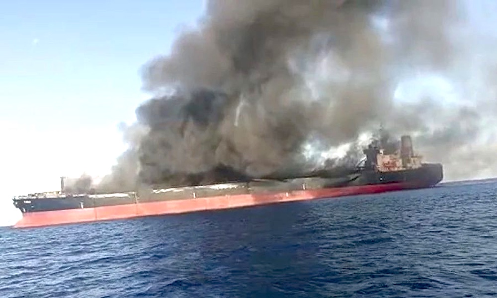有运送伊朗石油历史的油轮在马来西亚附近起火