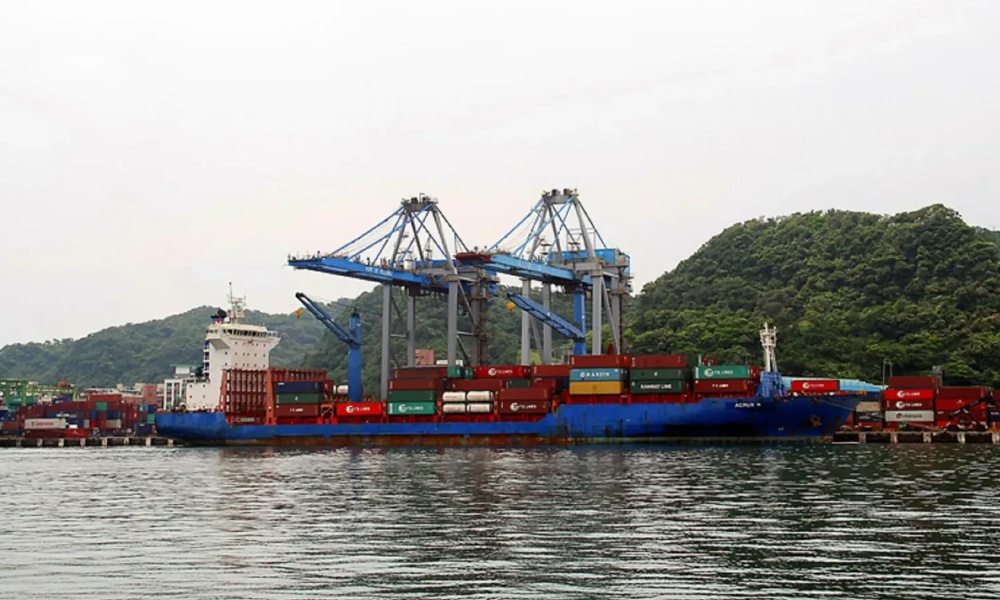 Chinese liner queues up weekly Arctic boxship service